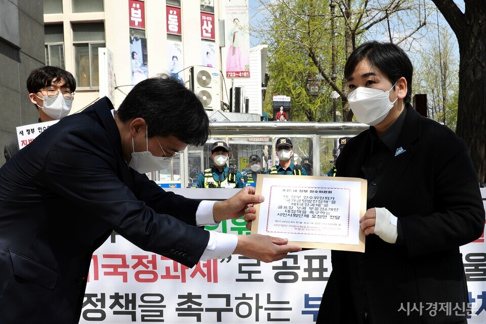 부울경 지역 시민단체들이 11일 인수위 앞에서 인수위에 요구안을 전달했다. 사진=김주현 기자