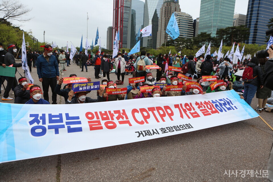 농어민단체는 13일 여의도광장 공원에서 ‘CPTPP 가입 저지를 위한 전국농어민대회’를 열었다. 사진=김주현 기자