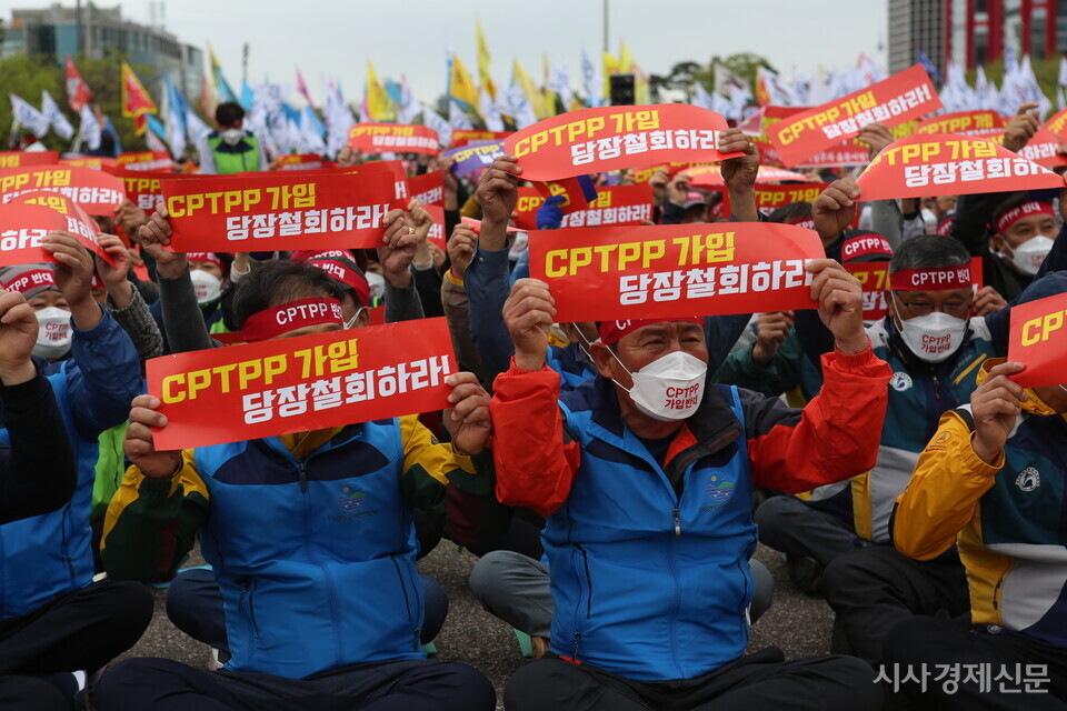 농어민단체는 13일 ‘여의도광장 공원에서 CPTPP 가입 저지를 위한 전국농어민대회’를 열었다. 사진=김주현 기자