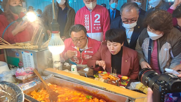 임호석 의정부시장 예비후보 김은혜 경기도지사 후보와 제일시장 방문 모습