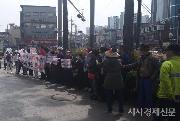 서울 양천을 국민의힘 강웅원 구청장 예비후보는 불합리한 경선 및 공천과정에 대해 23일 오후 1시 신정네거리역에서 규탄 대회를 가졌다. 사진=원금희 기자