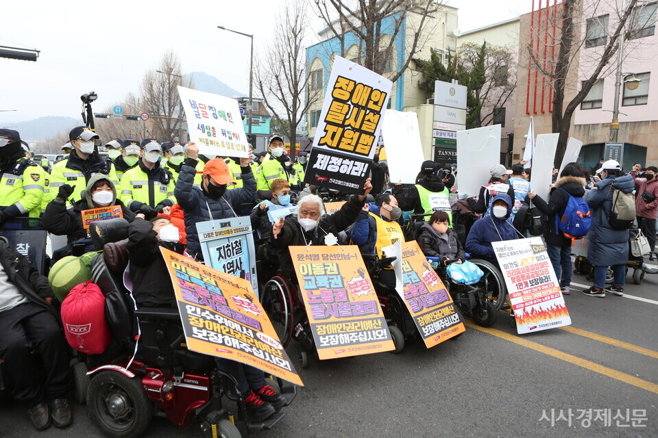 지난 3월25일 전국장애인차별철폐연대는 '420 장애인차별철폐 공동투쟁단 출범 기자회견'을 열었다. 사진=김주현 기자