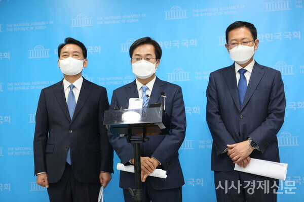더불어민주당 광역자치단체장 출마자들이 29일 오후 서울 여의도 국회 소통관에서 평화경제·균형발전을 위한 평화지역 광역단체장후보 공동선언을 하고 있다. 왼쪽부터 이광재 강원도지사 후보, 김동연 경기도지사 후보, 박남춘 인천광역시장 후보. 사진=김주현 기자