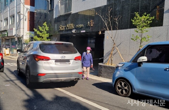 2일 오전 서울의 한 이면도로에서 자동차와 사람이 통행하고 있다. 사진=박영신 기자