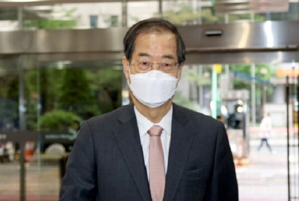 한덕수 국무총리 후보자가 29일 오전 서울 종로구 한국생산성본부 건물에 마련된 국회 인사청문회 준비단 사무실로 출근하고 있다. 사진=연합뉴스