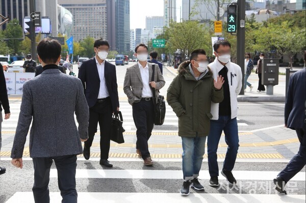 광화문 직장인들의 모습. 사진=김주현 기자