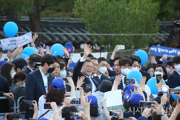 문재인 대통령이 9일 오후 청와대 본관 앞에서 시민들에게 인사하고 있다. 사진=김주현 기자
