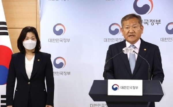 이상민 행정안전부 장관이 17일 오전 서울 종로구 정부서울청사 브리핑실에서 열린 ‘제8회 전국동시지방선거 행안부·법무부·보건복지부 공동 대국민 담화문 발표’에서 담화문을 발표하고 있다. 사진=연합뉴스