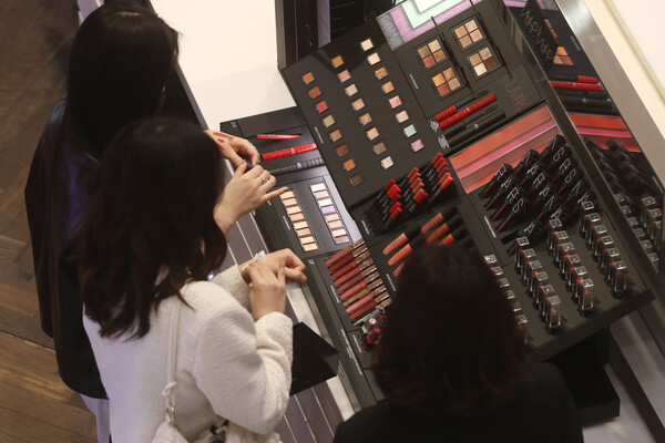 서울 시내 한 백화점에서 고객들이 화장품을 살펴보고 있다. 사진=연합뉴스