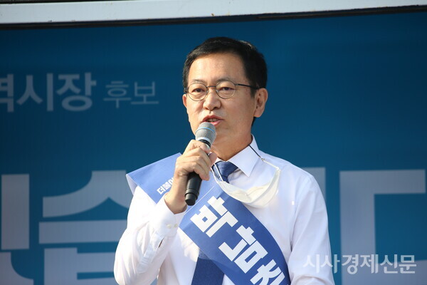 19일 인천 계양역 앞 광장에서 열린 ‘인천 선대위 출범식'에서 ​​​​​​​박남춘 민주당 인천시장 후보가 발언하고 있다. 