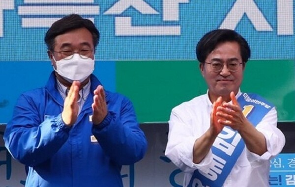 김동연 민주당 경기도지사 후보(오른쪽)가 22일 부천시 중앙공원에서​​​​​​​유세를 펼치고 있다. 사진=연합뉴스