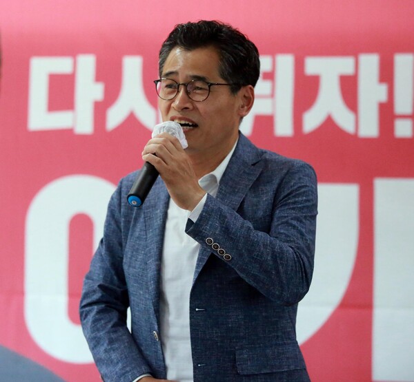 이기재 양천구청장 당선인이 지난 3일 오후 자신의 선거사무실에서 해단식을 갖고 인수위원회를 구성했다. 이 당선인이 참석자들에게 인사말을 하고 있다. 사진=이기재 선거사무소