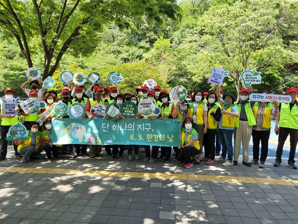 3일 봉수대 공원에서 열린 친환경 실천 캠페인에 참여한 지역 내 환경단체 회원들이 기념 촬영 모습.사진=중랑구청
