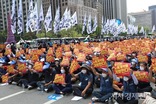 민노총 소속 우체국택배노조(이하 노조)가 13일 오전 서울 광화문 동화면세점 앞에서 생존권 사수를 위한 총력 결의 및 집회를 진행했다. 사진=김주현 기자