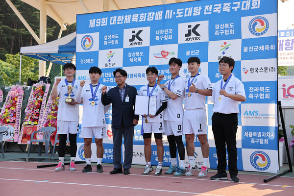 ▲ 중앙에 대한민국족구협회 이대재수석부회장이 여수JC팀과 일반부 우승 기념촬영 (사진제공=대한민국족구협회)