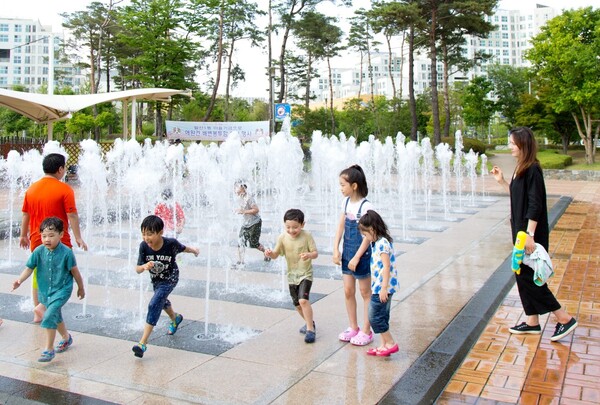 공원 바닥분수에서 아이들이 물놀이를 즐기고 있다. 사진=강서구