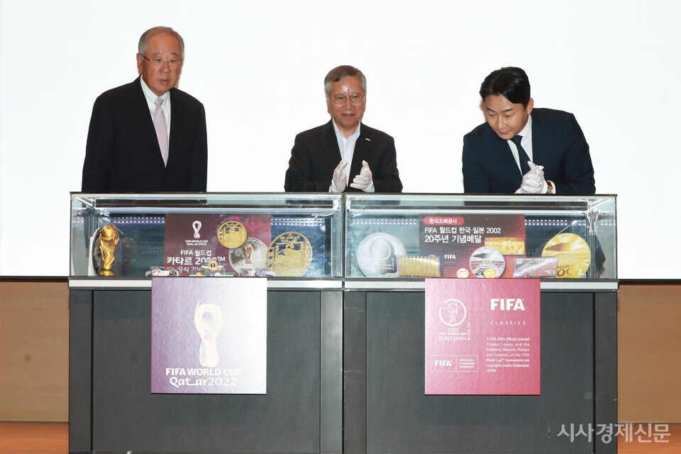 'FIFA 월드컵 카타르 2022' 공식 기념주화 및 FIFA 월드컵 한국·일본 2002' 20주년 기념메달 출시 공개 행사가 27일 열렸다. 사진=김주현 기자