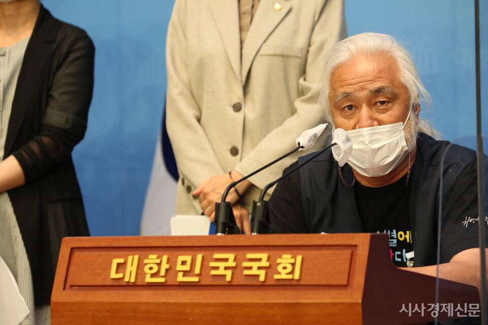 박경석 전국장애인차별철폐연대 상임대표가 28일 국회에서 열린 ‘교통약자의 이동편의 증진법 개정안 발의 기자회견'에서 발언하고 있다. 사진=김주현 기자