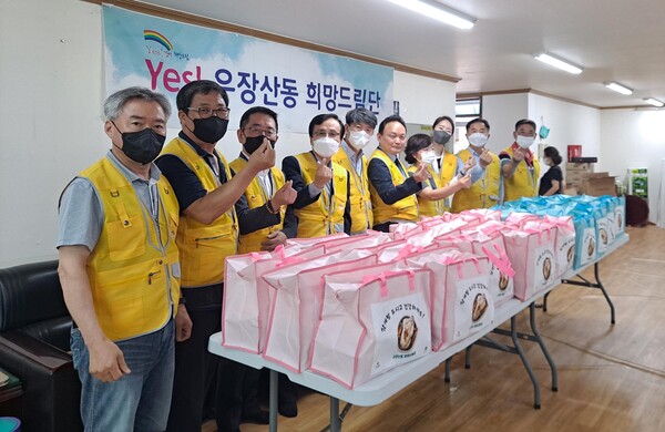 강서구 우장산동 희망드림단이 초복을 맞아 관내 독거어르신 50여 가구에 직접 만든 밑반찬과 삼계탕을 배달해 해당 장소로 이동하는 불편함 없이 편안한 식사를 대접했다. 드림단 회원 등이 음식배달 전 기념촬영을 하고 있다. 사진=강석주 의원 제공
