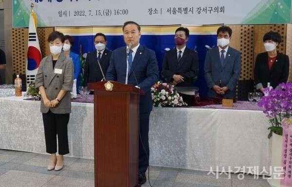 지난 15일 강서구의회 1층 로비에서 ‘제9대 강서구의회 개원 기념 및 최동철 의장 취임식’을 가졌다. 최 의장이 인사말을 하고 있다. 사진=원금희 기자