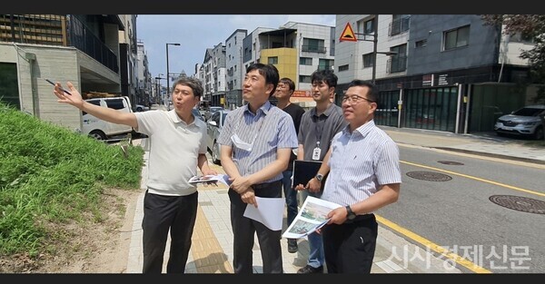 ▲고양특례시 제16대 김효상 덕양구청장이 19일 오후 첫 공식 일정으로 지난 6월 말 집중호우로 피해를 입은 원흥동 700번지 현장을 방문했다.   사진제공=고양특례시 