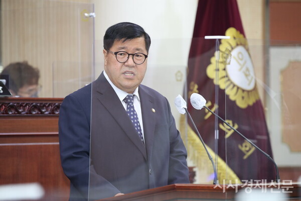 ▲ 임홍열 고양시의원은 고양시 신청사 논란의 부당성과 예산낭비 및 새로 마련한 관용차에 대하여 질의를 하였다. 사진제공=고양시의회