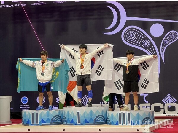 ▲고양시청 역도팀 신록 선수가 2022아시아주니어역도 선수권대회에서 3관왕을 달성했다. (신록선수: 중앙) 사진제공=고양특례시