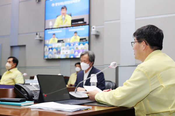 이기일 중앙재난안전대책본부(중대본) 1총괄조정관(보건복지부 2차관)이 3일 오전 정부서울청사 중앙재난안전상황실 서울상황센터에서 열린 코로나19 대응 중대본 회의를 주재하고 있다. 사진=연합뉴스
