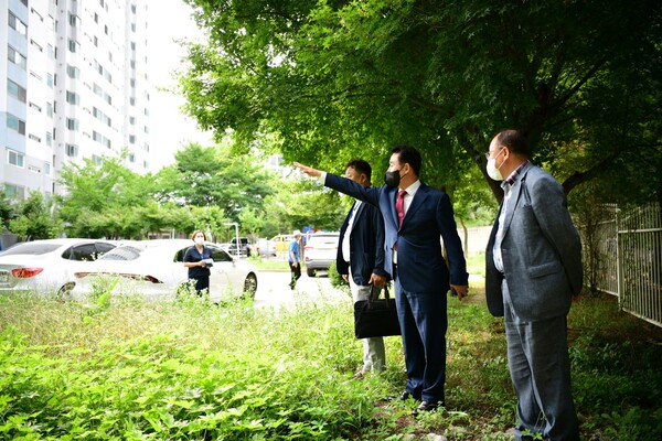 백영현 포천시장 소흡읍 우정아파트 주차공간 문제 현장 방문 모습.사진=포천시청