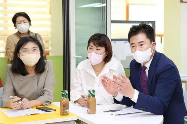 오언석 도봉구청장 지역 학교 방문 시설개선을 위한 학부모들과 간담회 모습.사진=도봉구청