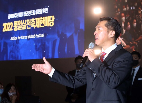 문현진 글로벌피스재단 창설자 겸 세계의장이 15일 일산킨텍스에서 열린 '2022 통일실천축제한마당'에서 기조연설을 하고 있다. 사진=통일실천시민대행진 시민조직위원회