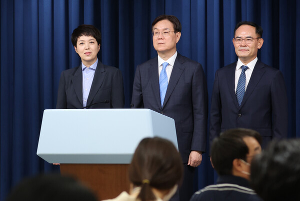 김은혜 신임 홍보수석(왼쪽부터), 이관섭 정책기획수석, 임종득 국가안보실 2차장이 21일 서울 용산 대통령실 청사에서 열린 김대기 비서실장 인적쇄신 브리핑에 참석하고 있다. 사진=연합뉴스