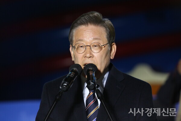 더불어민주당 이재명 의원은 24일 열린 경기도 당원과의 토크콘서트에서 대의원제 폐지 문제와 관련한 자신의 입장을 밝혔다. 사진 = 김주현 기자