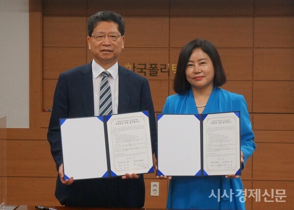 서울정수캠퍼스 이수영 학장(좌측)과 푸름인재개발원 김미숙 대표가 글로벌 인재양성을 위한 업무 협약을 체결했다. 