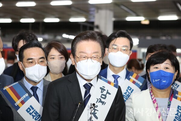 더불어민주당 이재명 대표가 당 지도부들과 함께 8일 오전 서울 용산역에서 귀성객들에게 추석 인사를 전했다. 사진=김주현 기자