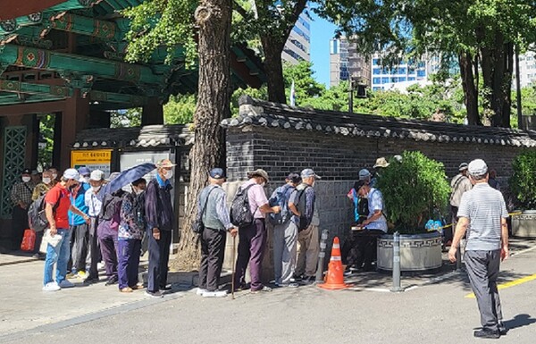 어르신들이 원각사 무료급식소에서 줄을 서고 있다. 사진=연합뉴스