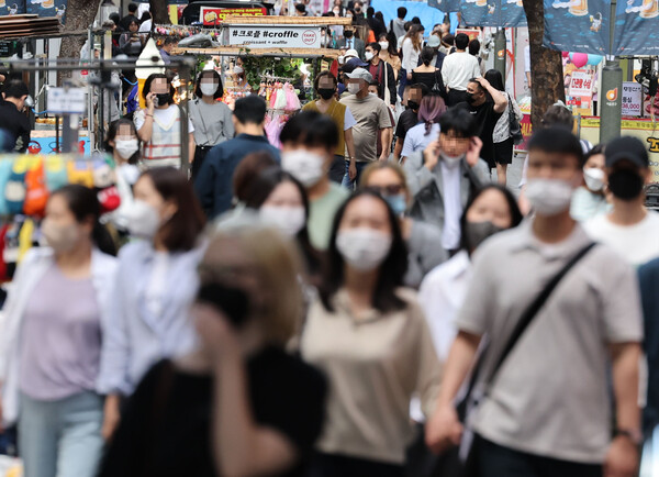 20일 오후 서울 명동거리에서 마스크를 쓴 시민 및 관광객들이 걸어가고 있다. 사진=연합뉴스