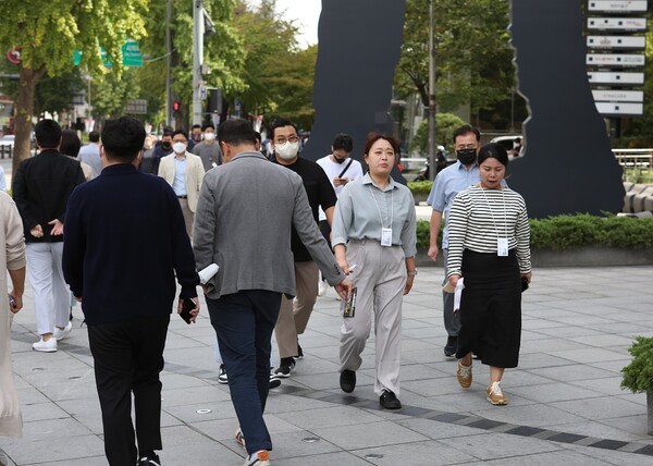 서울 도심의 한 거리에서 마스크를  착용하지 않은 시민들이 길을 걷고 있다. 사진=김주현 기자