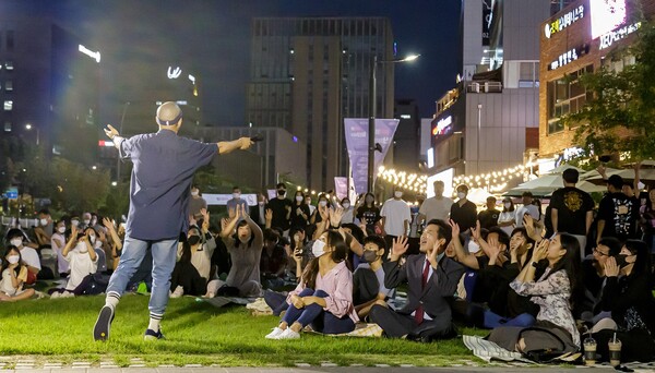 지난 8월 25일 ‘마곡 문화의 거리 버스킹’ 공연에서 김 구청장이 주민들과 호흡하고 있다. 사진=강서구