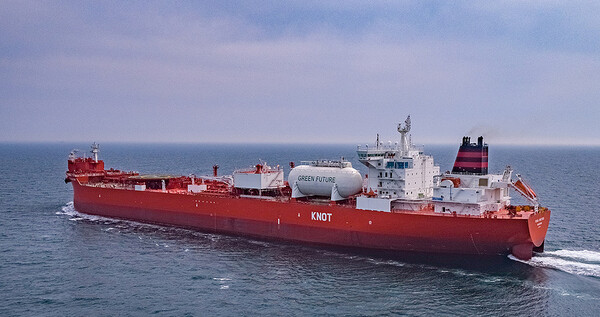 LNG, LPG를 추진연료로 사용할 수 있는 장비와 휘발성 유기화합물 복원 설비(VOC RS) 등 대우조선해양의 최신 친환경 기술이 대거 적용된 셔틀탱커의 운항 모습. 사진=대우조선해양