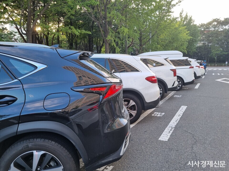 서울의 한 노상주차장에 차들이 주차돼 있다. 사진=박영신 기자