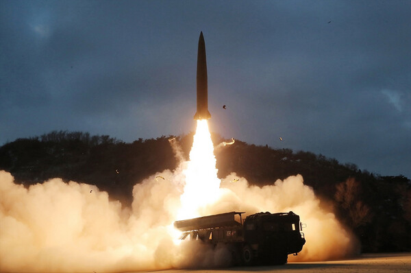 북한의 지속적인 미사일 발사와 관련해 여론 71%가 "위협적이다"는 생각을 가지고 있는 것으로 여론조사 결과 나타났다. 위협을 느끼는 여론이 북한의 앞선 핵실험 당시와 유사한 수준으로 나타난 것이다. 자료사진 = 연합뉴스