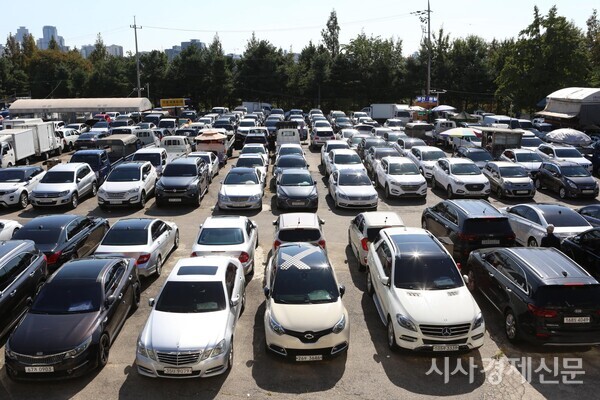 장안동 중고시장에 주차돼 있는 자동차들. 사진=김주현 기자