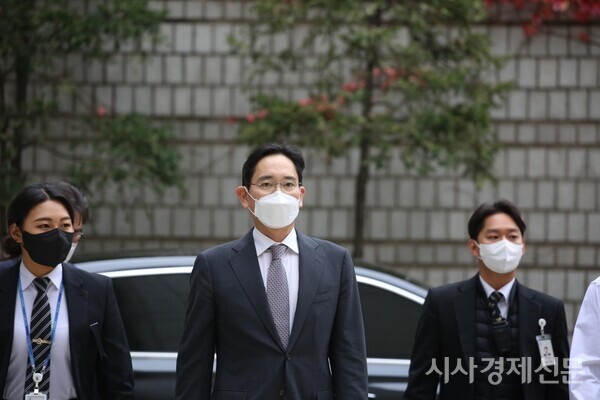 ​삼성전자 이재용 회장(가운데)이 '회계부정·부당합병' 의혹으로 3일 오전 서초구 서울중앙지방법원에 출석하고 있다. 사진=김주현 기자​