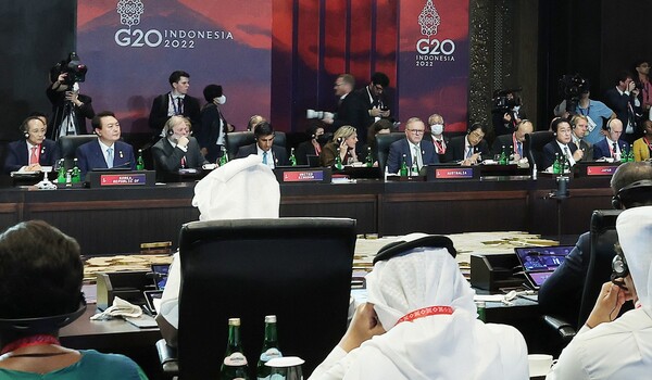 ​윤석열 대통령이 지난 15일(현지시간) 인도네시아 발리 캠핀스키호텔에서 열린 주요 20개국(G20) 정상회의 첫 번째 세션(식량·에너지·안보)에 참석하고 있다. 사진=연합뉴스​