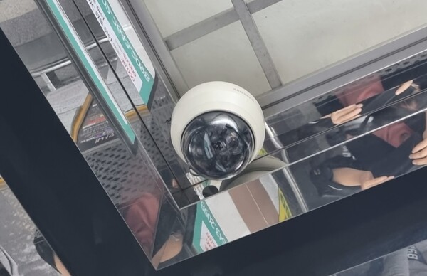서울의 한 오피스텔건물 엘리베이터에 설치된 CCTV 사진=박영신 기자