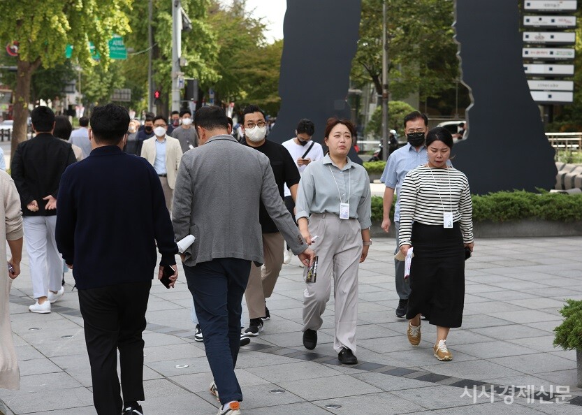 마스크를 벗은 시민들이 거리를 걷고 있다. 사진=김주현 기자