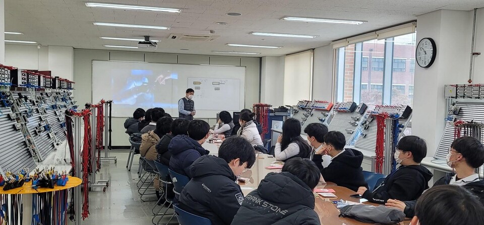 한국폴리텍Ⅰ대학 서울정수캠퍼스는 지난 9일 수원정보과학고 학생 20여 명을 대상으로 진로체험 프로그램을 실시했다. 학생들이 PC제어 프로그램을 체험하고 있다. 사진=서울정수캠퍼스