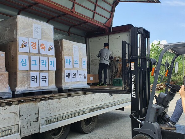 식약처 인증 마스크 싱그라미 제조업체 (주)에스제이파워가 미얀마, 라오스 등으로 마스크를 수출하고 있다. 사진=에스제이파워