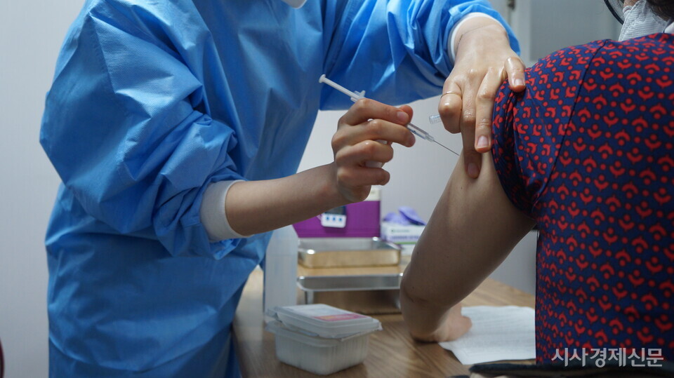 지난 2021년 3월 서울의 한 요양병원에서 한 이용자가 코로나19 백신을 접종하고 있다. 사진=김주현 기자 
